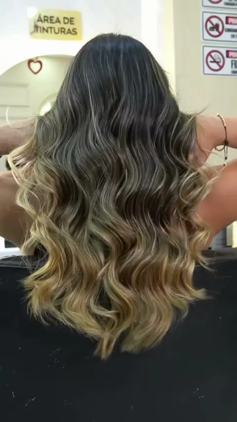 Balayage con ondas en tonos miel, de espaldas